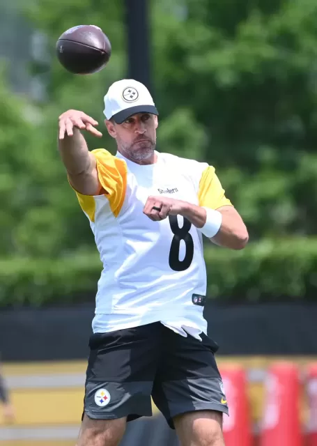 Aaron Rodgers Nears $400 Million Career Earnings Before Potential Retirement